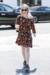 组图：艾玛-罗伯茨印花衬衫露斜肩 谨慎防偷拍