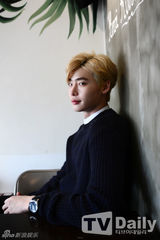 组图：韩媒对话李钟硕 金发高挑美少年