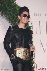 组图：吴建豪亮相宣传新专辑 否认秘婚传闻