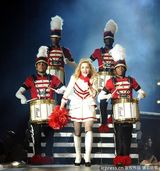 组图：麦当娜挑逗肌肉男上演致命诱惑