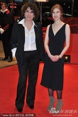 组图：《回家》柏林首映女主角阿加瑟深V黑裙抢镜