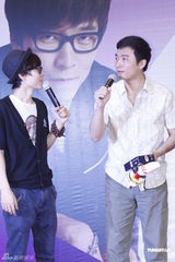 组图：王啸坤歌友会遭男屌丝扮鬼脸追捧