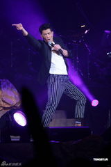 组图：张智霖个唱动情流泪 郭富城张柏芝助阵 