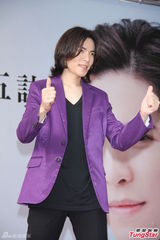 组图：萧敬腾帮擦保养品粉丝乐翻