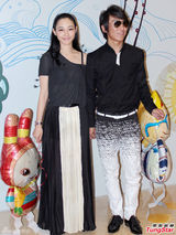 组图：白百何陈羽凡情侣装亮相 十指紧扣秀甜蜜