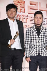 组图：暗黑白领阶级获最佳客语专辑奖 淡定自若