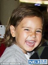 组图：米兰达抱儿子现身 弗林古灵精怪变表情帝