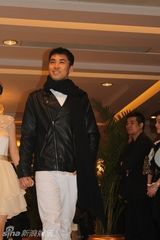 组图：战立国出席时尚活动 简单搭配不失潇洒