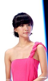 高清图：王珞丹粉红礼服亮相 坦言为“静秋”增肥