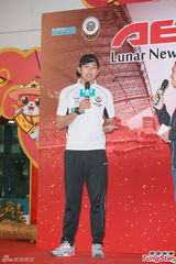 组图：张国强热爱足球 望与家人组队