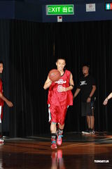 组图：群星红衣出席篮球赛 容祖儿李克勤又背又抱