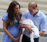 组图：凯特王妃威廉王子抱皇家新生儿亮相