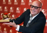 组图：威尼斯电影节闭幕 获奖者后台高举奖杯