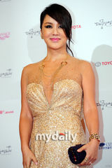 组图：大钟奖红毯严正花爆乳装抢镜