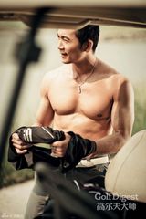 组图：邹兆龙高尔夫球场展身手 拍动感狂野写真