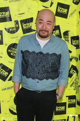 组图：何韵诗出席活动穿着个性 内地演贾宝玉