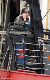 幻灯图集：《特工盐》热拍 朱莉贵妇打扮偷空打电话