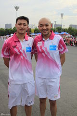 组图：吴莫愁李代沫张玮担任亚青会火炬手