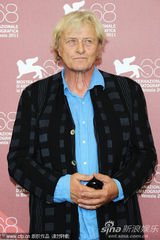 组图：《硬纸盒小镇》记者会 女主角光头造型抢眼