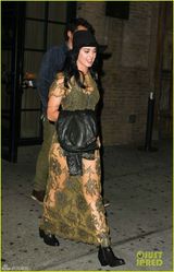 组图：凯蒂佩里透视绿裙与男友约翰梅尔约会