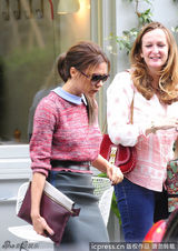 组图：贝嫂携友人喝下午茶 衣着时尚优雅迷人