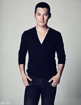 组图：严宽拍摄时尚写真 挑战多种风格造型百变