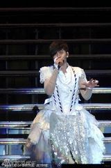 组图：罗志祥广州个唱妈妈现身力挺 穿白裙跳扇子舞