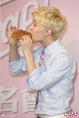 组图：Henry出专辑会粉丝 陪“老婆”过情人节