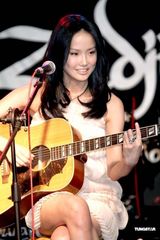 高清组图：黄龄台北宣传新碟 女生可以只立业不成家