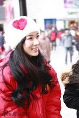 幻灯图：霍思燕亮相寒冬闹市 红衣绒帽甜美可爱