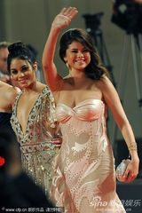 组图：《春假》首映 比伯女友与女伴比拼豪乳