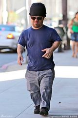 组图：“小恶魔”彼特-丁拉基携妻女外出逛街