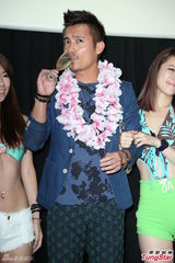 组图：范逸臣发新专辑 被泳装美女“左右夹击”