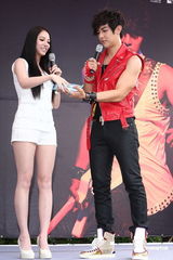 组图：汪东城单飞出专辑12年终圆梦