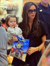 组图：贝嫂与女儿母女装抢镜 小七穿黑色斗篷卖萌