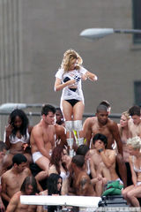 高清： 凯莉-米洛遭众人狂摸 MV上演“群魔乱舞” 