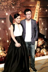 组图：秦岚亮相亚洲电影大奖 素雅深V性感端庄