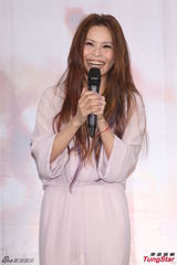 组图：周蕙粉裙亮相气质优雅 现场洒泪否认整形