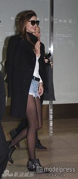 组图：米兰达黑丝热裤抵达日本 与粉丝亲密合影