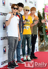 组图：JYJ出席户外品牌活动 登山造型显朝气