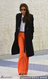 组图：贝嫂维多利亚现身机场 衣着时尚色调抢镜