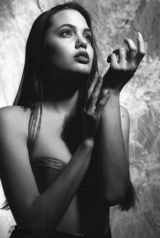 幻灯图集：安吉丽娜16岁写真曝光 眼神似梦露 