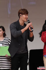 组图：金钟国穿中国传统服装 贴身抱女粉丝