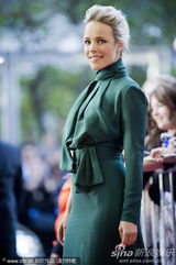 《亚瑟-纽曼》多伦多首映 艾米丽白裙高贵优雅