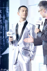 高清组图：黄晓明出席某活动 怀旧经典装出席