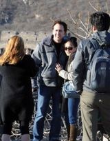 组图：尼古拉斯-凯奇携全家游长城 杨采妮变导游