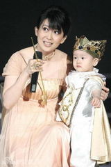 幻灯组图：孟庭苇儿子化身熊猫人 演唱会玩四川变脸