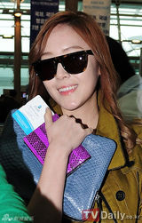 组图：少女时代Jessica休闲装亮相机场赴台拍写真