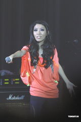 组图：曲婉婷香港音乐会 否认借版权事件炒作