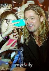 组图：布拉德-皮特韩国宣传新片 长发造型微胖